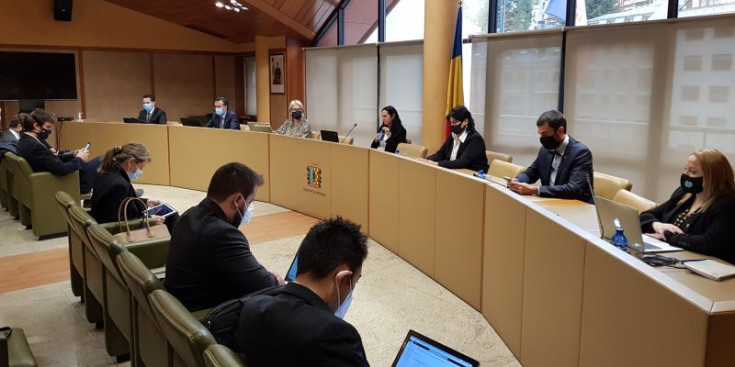Els consellers massanencs a l’inici de la sessió de Consell de Comú, ahir.