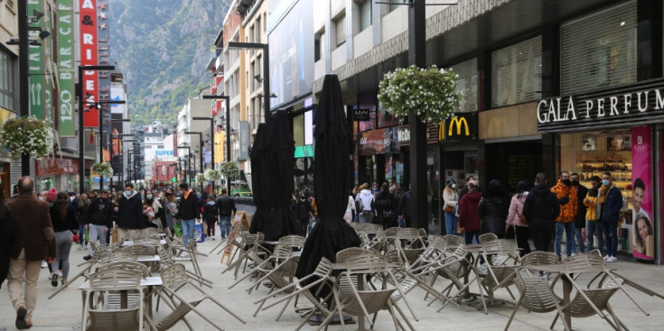 La terrassa buida d’un bar d’Andorra la Vella.
