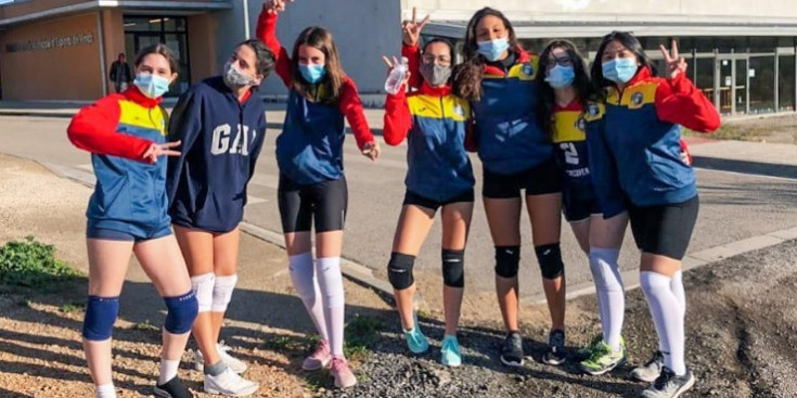 Les integrants de l’equip juvenil femení del Club Voleibol Encamp.