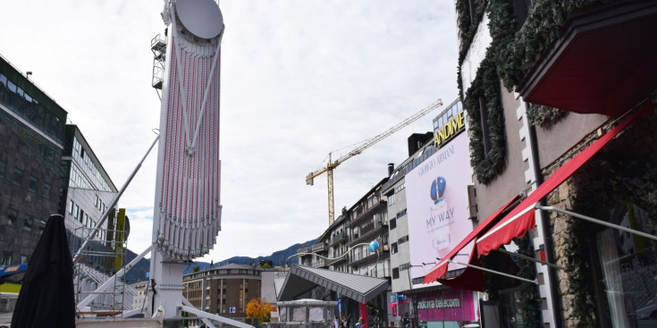 La nòria que s'està instal·lant a la plaça de la Rotonda d'Andorra la Vella.