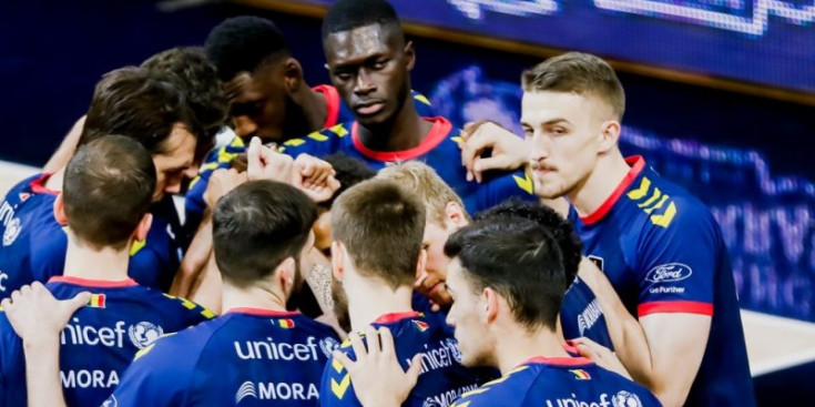 Els jugadors tricolor fan pinya al partit contra el San Pablo Burgos.