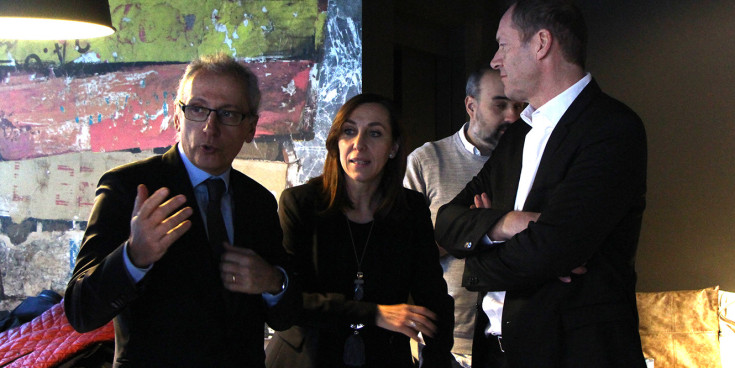 L'aleshores ministre de Turisme, Francesc Camp, conversa al gener del 2019 amb el director general del Tour de France, Christian Prudhomme.