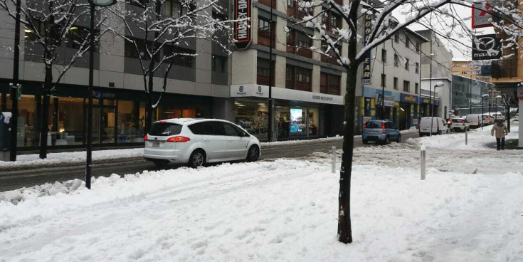 Un carrer nevat d'Andorra la Vella.