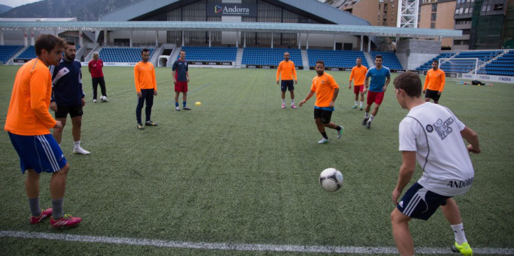 Els jugadors de l’FC Andorra realitzen un rondo en la sessió d’entrenament d’ahir.