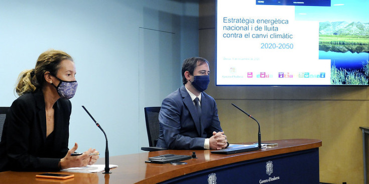 La ministra de Medi Ambient, Sílvia Calvó i el director de l’Oficina de l’Energia, Carles Miquel, ahir.