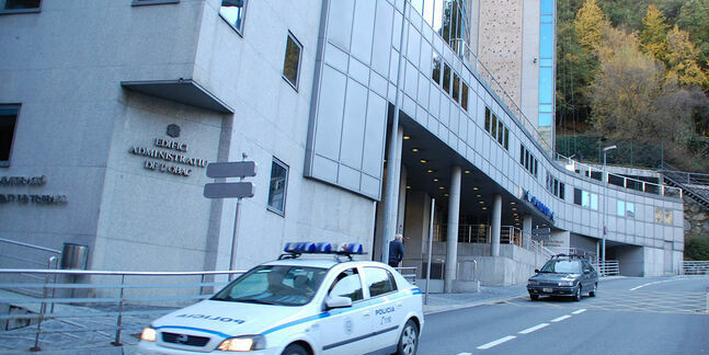 Un cotxe de policia davant de l'edifici central del cos d'ordre a Escaldes-Engordany