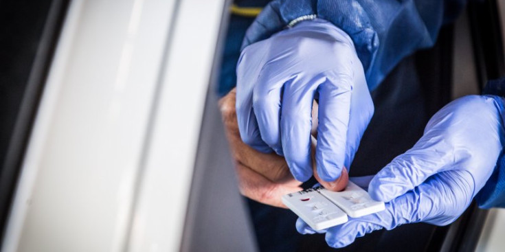 Imatge d’arxiu d’un professional sanitari realitzant un test d’antígen a un resident durant el cribratge massiu.