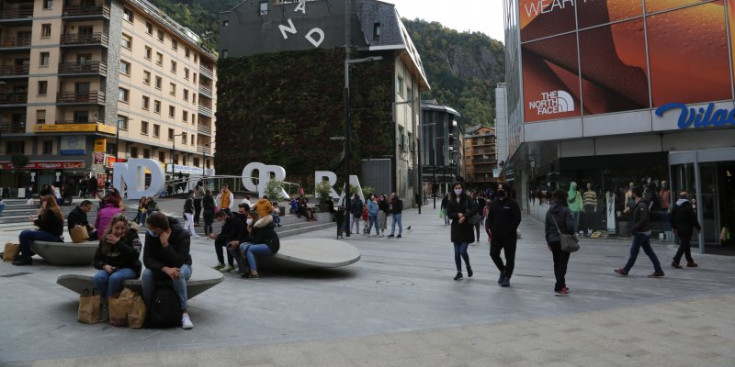Els turistes van omplir Andorra pel Pont del Pilar.