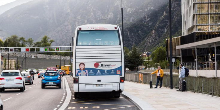 Imatge d’un autobus circulant a l’avinguda Tarragona.
