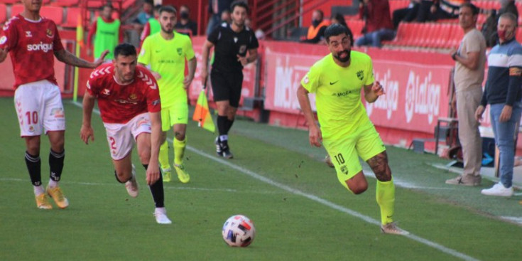 Carlos Martínez supera Albarrán amb la pilota durant l’enfrontament contra el Nàstic.
