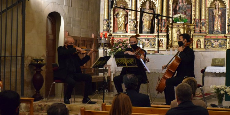 El Trio Claret durant el concert a l’esglèsica parroquial d’Ordino, ahir al matí.