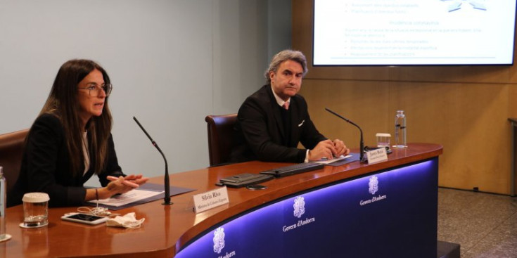 Sílvia Riva i Justo Ruiz durant la roda de premsa de les subvencions.