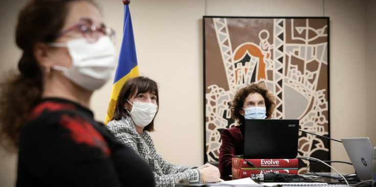 La ministra d'Afers Exteriors, Maria Ubach, amb l'ambaixadora d'Andorra a França, Eva Descarrega, durant la celebració de la 37a conferència ministerial de la francofonia, que s'ha celebrat de manera telemàtica.