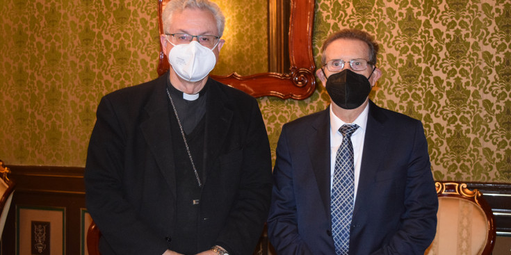 El copríncep episcopal, Joan Enric Vives, amb el president de la Ferrmed, Joan Amorós.