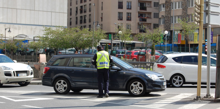 Un agent de policia en un control de trànsit.