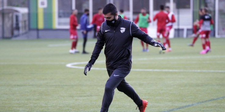 Kiko Martí durant l’escalfament d’un partit.