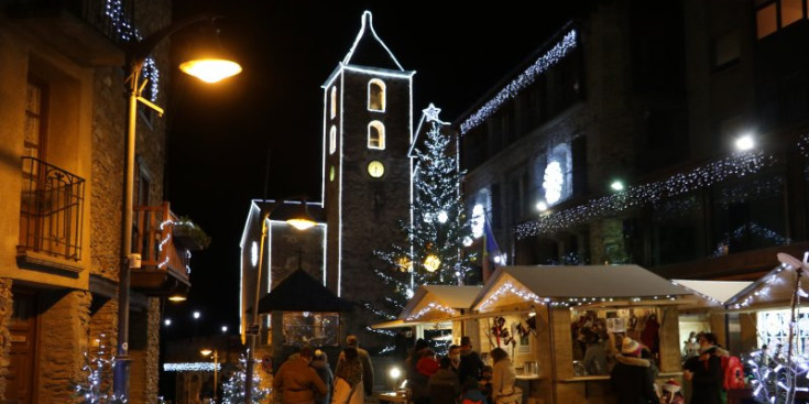 Carrer Major d'Ordino il·luminat.