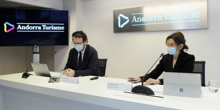 El director d’Andorra Turisme, Betim Budzaku, i la ministra de Turisme, Verònica Canals, durant la roda de premsa d’ahir.
