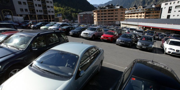 L’aparcament del Fener d’Andorra la Vella, ple de de vehicles estacionats.