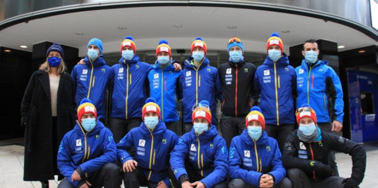 Foto oficial de l’equip nacional d’esquí de muntanya a la seu de MoraBanc.