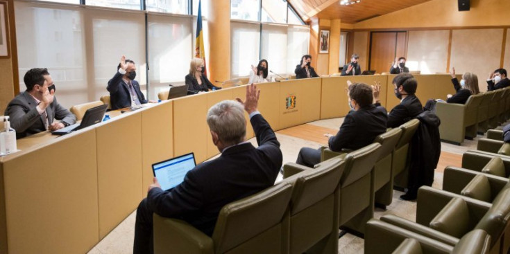 Els consellers massanencs voten un dels 15 punts tractats a la sessió d’ahir, la darrera del 2020.