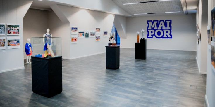 La sala de l’exposició, on es poden veure algunes fotografies i objectes representatius.