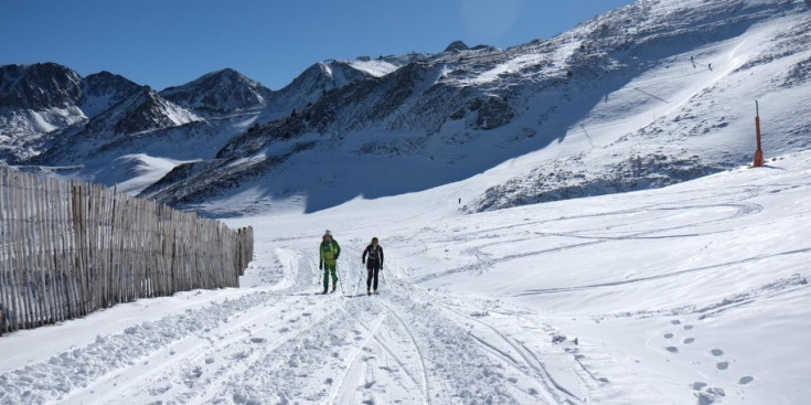 Dos esportistes practicant esquí de muntanya.