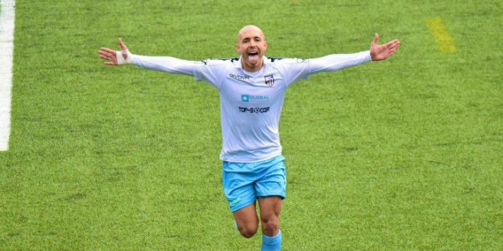 Ezzejjari celebra un gol a la Lliga Multisegur.
