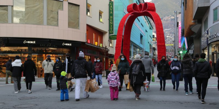 Gent passejant els darrers dies per les avingudes comercials de la Vall Central.