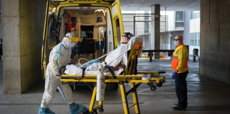 Un malalt arriba en ambulància a l’Hospital de Bellvitge de Barcelona.