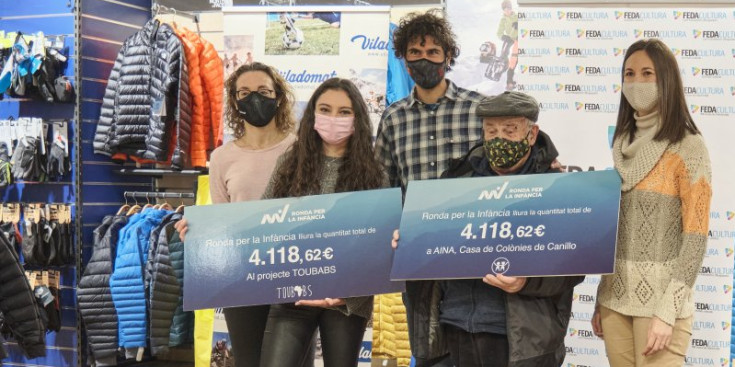 Entrega dels guanys de la campanya Samarretes per la Infància.