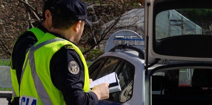 Agents de policia en un control de trànsit.