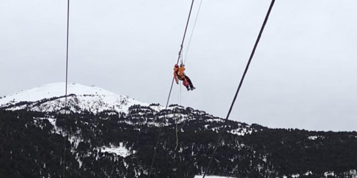 Imatge del rescat als esquiadors del telecabina del Tarter, ahir al matí.