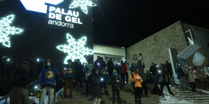 La cadena humana davant del Palau de Gel, ahir al vespre.