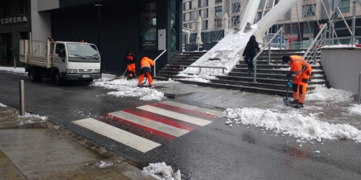 Tasques de treta de neu a Andorra la Vella.