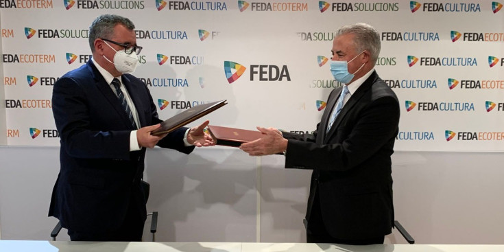 Signatura del conveni entre el director general de FEDA, Albert Moles, i el president de la Federació Andorrana de Caça i Pesca, Josep Maria Cabanes.