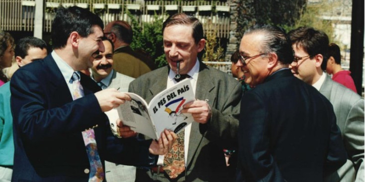 Òscar Ribas durant el dia de Sant Jordi del 1992 a la plaça del Poble.