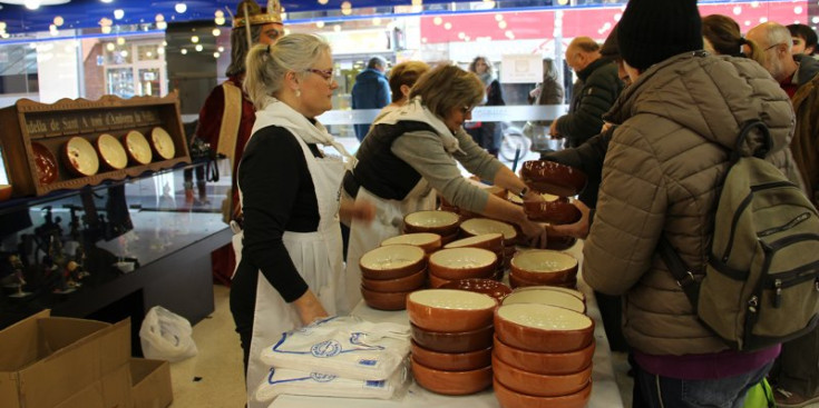 Una imatge de la venda de plats, l’any passat.