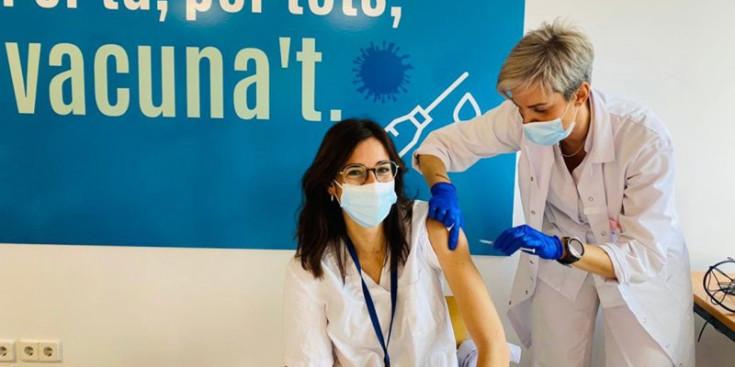 La metgessa internista especialista en malalties infeccioses, Cristina Royo, s’ha vacunat aquest dijous.