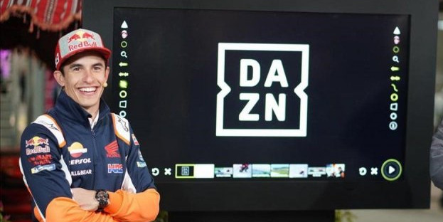 Marc Márquez amb una pantalla de Dazn.