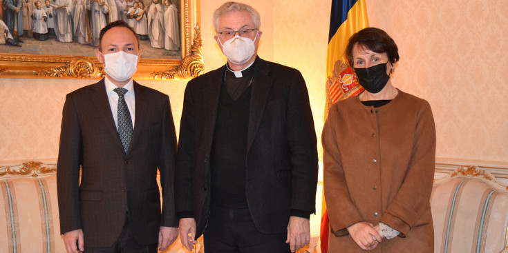 El copríncep episcopal, Joan-Enric Vives, amb el cap de Govern, Xavier Espot i la síndica general, Roser Suñé.