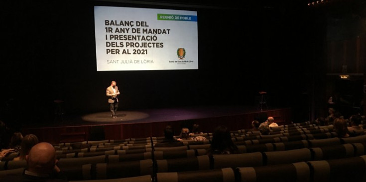 Un moment de la presentació de la reunió de poble, ahir al vespre.