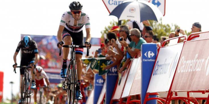 Tom Dumolin, abans d’arribar a meta per davant de Chris Froome i Joaquim Rodríguez, ahir.