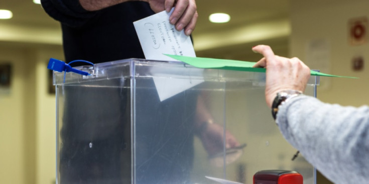 Imatge d’arxiu del dipòsit d’un vot a una urna de l’Ambaixada Espanyola a Andorra durant les eleccions al Parlament de Catalunya del 2017.
