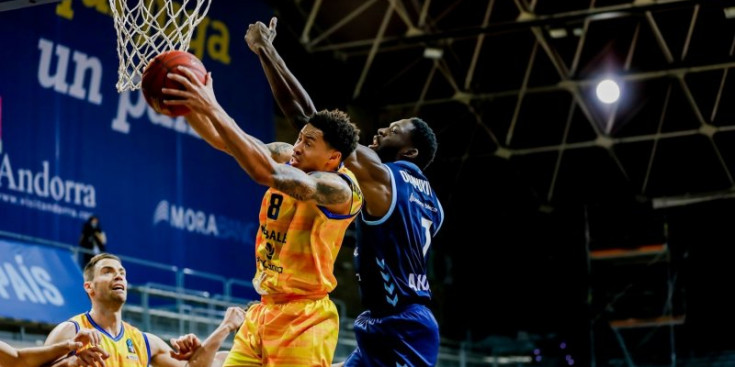 Tunde i Slaughter lluiten un rebot en el partit d’EuroCup a Andorra.