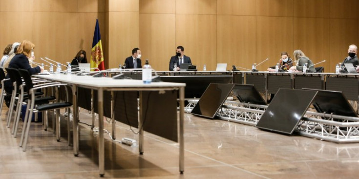 Imatge de la trobada, entre el Govern i els representants del sector turístic, celebrada ahir.