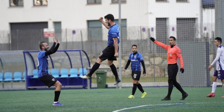 Pau Bosch festeja el primer gol del partit amb la resta de jugadors de l’Inter d’Escaldes.