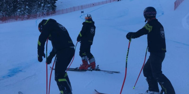 Esquiadors de l’èquip EEBE masculí a l’estació de La Molina.