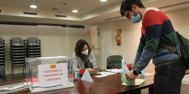 Un home diposita la seva papereta al consolat espanyol, ahir.