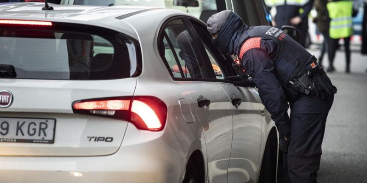 Un control policial durant el confinament perimetral de Catalunya.